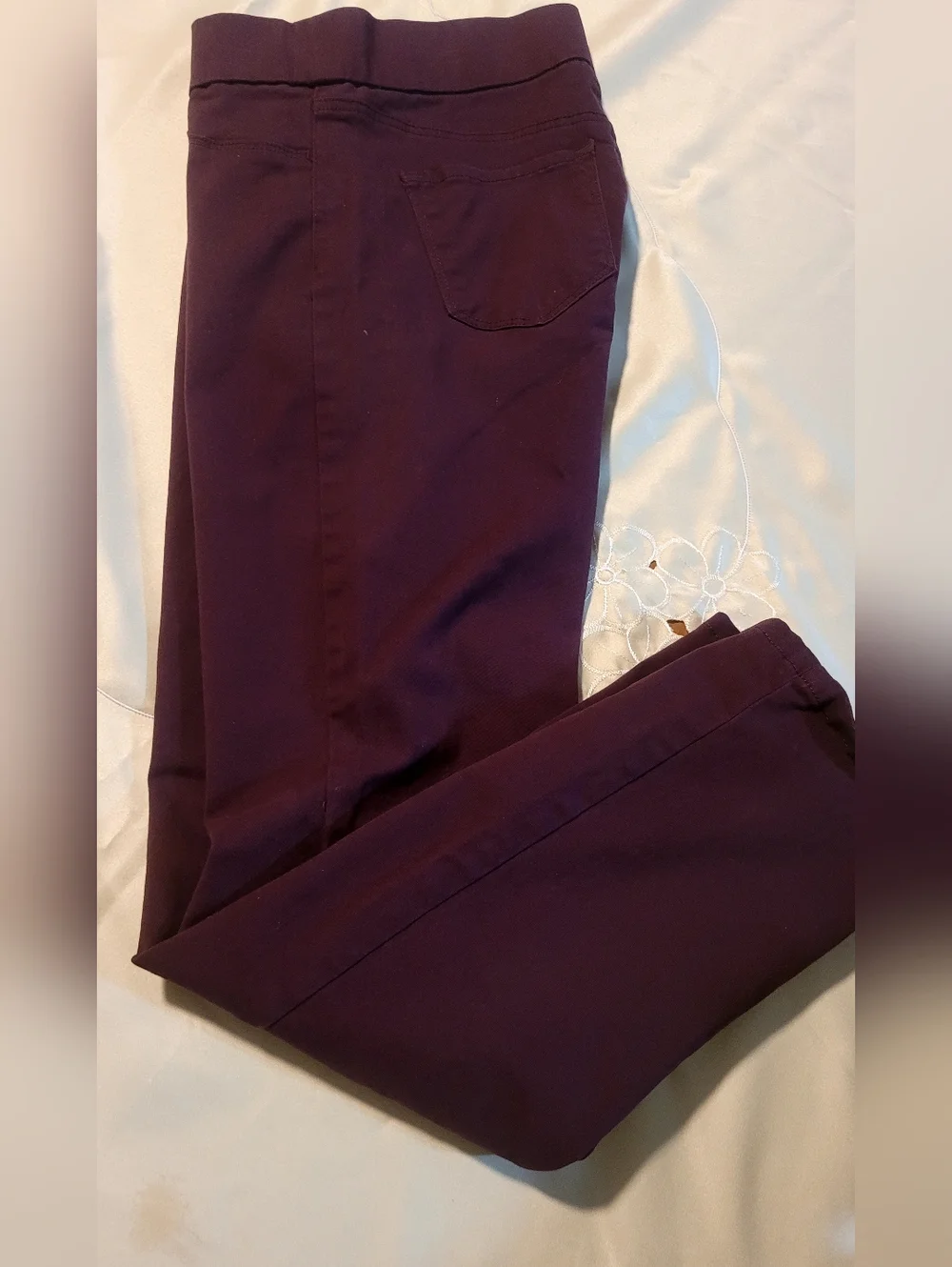 Nine West Heidi Pull On Straight Leg In Plum/Burgandy. Size Ladies 4